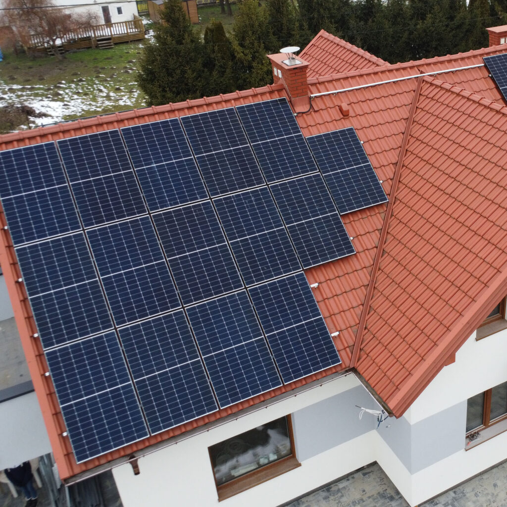 Widok z lotu ptaka na instalację fotowoltaiczną - realizacja TARWAT